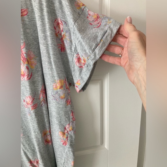 Maurice’s Gray Floral Drop Shoulder 24/7 Tee. Size 2X - Picture 3 of 4